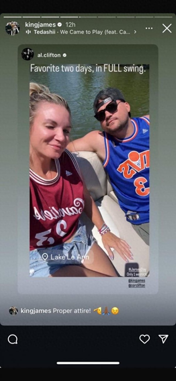 Phóng viên nữ Lakers đã chụp ảnh selfie mặc áo James Cavaliers. James nhận xét: Trang phục thích hợp