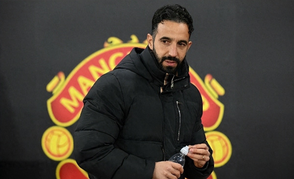 Amorim trở lại Manchester United và tiếp tục làm việc hạnh phúc, năm người chơi trong đội được lệnh không trở lại